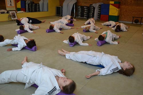 Kinder liegen entspannt auf den Matten