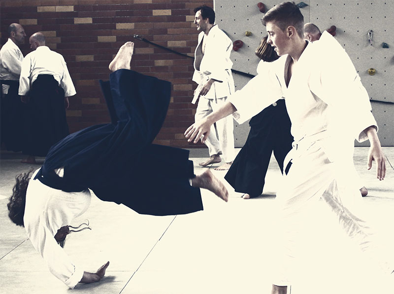 Sattel wird von einem Jugendlichen geworfen